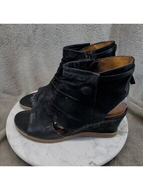 Miz Mooz Shoes Womens Size EU 40 US 9 Becca Black Leather Wedge Sandals *Read*